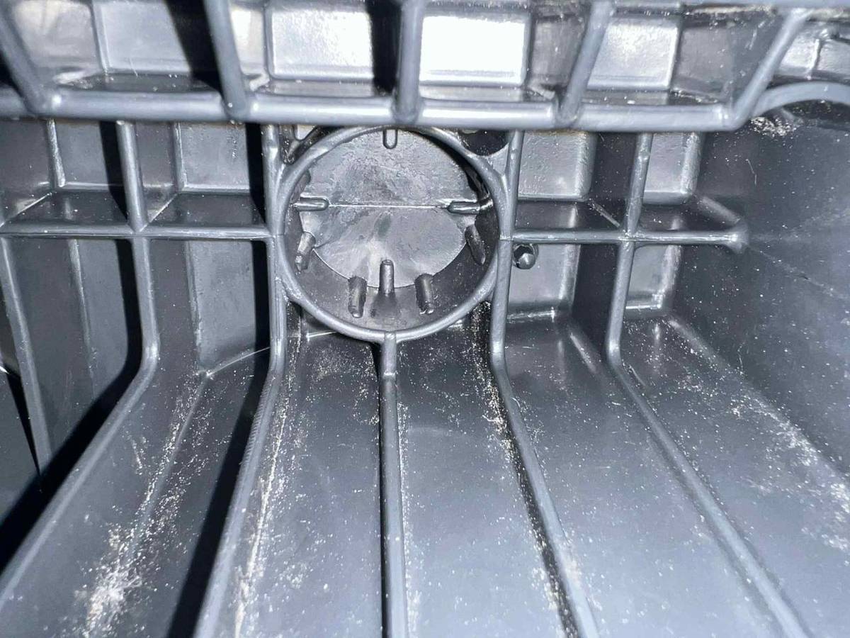 otvor na čip je umístěn pod horním okrajem, na levé straně přední strany nádoby (viz přiložené fotografie)). průměr čipu je 3 cm.  Popř. je možné zakoupit kvalitní 120 l plastové popelnice za nákupní cenu 735,- Kč od obce.