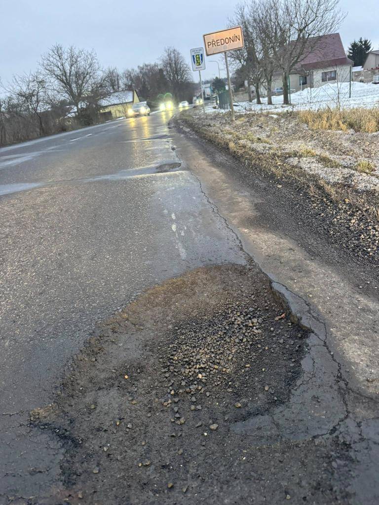 Vážení spoluobčané, ale i projíždějící řidiči,    silnice č. III/24049 v k.ú. Předonín není v majetku obce, ale jedná se o silnici státní. Jejím správcem je SUS Ústeckého kraje. Ze strany obce je věc řešena, ale není v našich rukou, viz. níže.