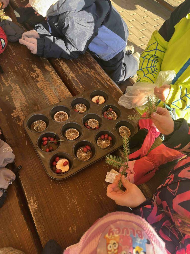 V uplynulém týdnu jsme se s dětmi zaměřili na proměny vody v mrazivém počasí. Vytvářeli jsme ledové obrazy z přírodnin a nadále si užívali zimní radovánky venku.