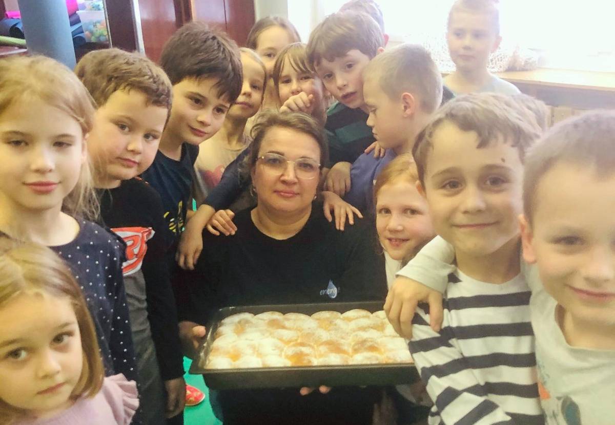 Lednové, sněhové nadílky si všichni účastníci zájmového zařízení dostatečně vychutnali nejen v okolí základní školy. Stavění sněhuláků, bobování, hry na třpytivých, bílých vločkách sněhu či obyčejná koulovačka vládla zájmovými aktivitami těchto opravdu chladných, mrazivých prvních dnů roku 2026.