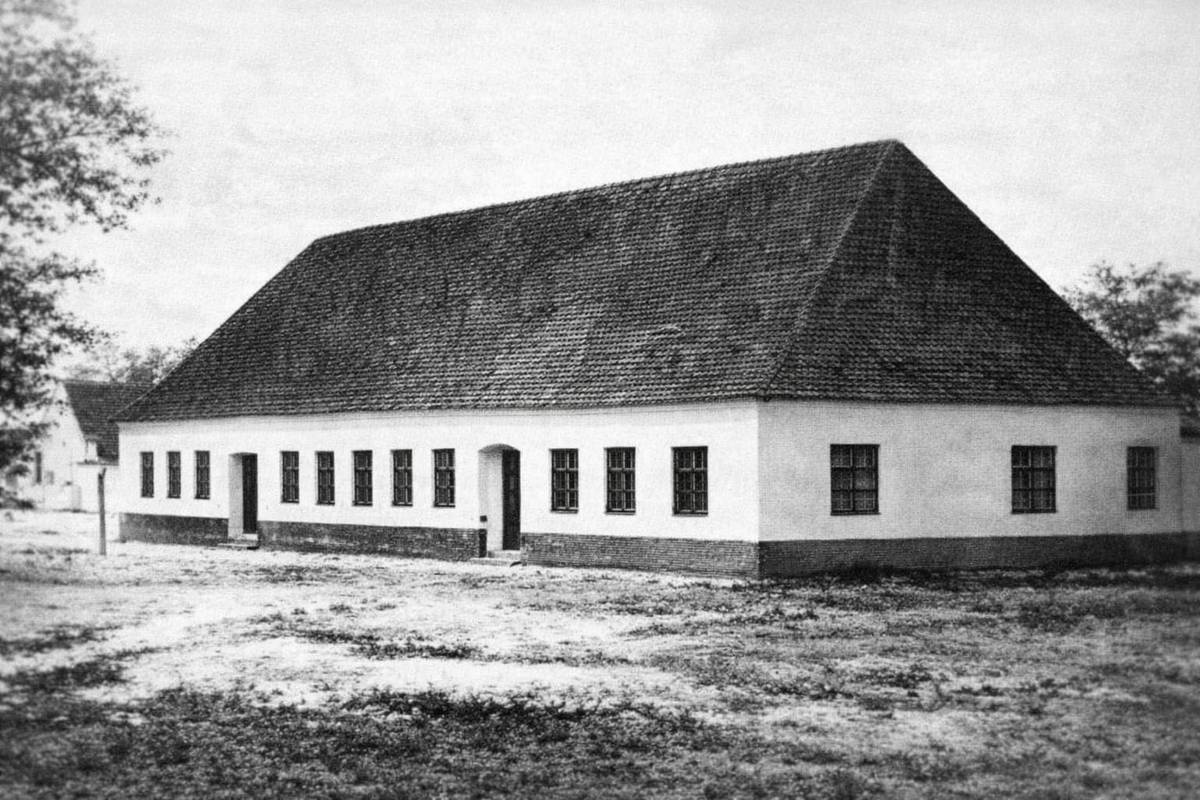 Letos máme další velmi významné kulaté výročí, což je stavba a postupné rozšiřování naší školy, tak snad špetka její historie. V pamětní knize Jevišovic založené v roce 1750 Ferdinandem Schlegrem je první zmínka o škole, která byla česká z roku 1660 a zřídil ji majitel panství de Souches pod Starým zámkem, dnes v místech domku č. 5. Postupně se různě stěhovala , roku 1696 do domu č. 48, roku 1780 dům č. 68, v roce 1819 poskytl hrabě Ugarte jednu místnost ve Starém zámku za učírnu. Konečně v roce 1823 28. září, současně se stavbou sousedního kostela sv. Josefa, nechal hrabě Maxmilián Josef Ugarte(1781-1831) položit základní kámen k nynější budově školní. Ta byla dokončena a vysvěcena 27. října 1826 farářem Františkem Černým (působil v Jevišovicích 1818-1837). Roku 1881 přistavěla obec nákladem svým poschodí, které bylo dokončeno a vysvěceno farářem Tomášem Zvolským (působícím v Jevišovicích 1861-1906) 23. října 1882. Velkolepý dar spořitelního spolku, jehož předsedou byl starosta Špalek umožnil 29. října 1908 realizovat projekt přístavby školy směrem ke Komeniu (ještě nestálo). Stavbu prováděl Gabriel Coufal z Jevišovic. Kolaudace proběhla 1. července 1909 s výsledkem nejlepším. Dále bylo usneseno,že musí býti za všech okolností dána přednost docházky dětem z Jevišovic, Bojanovic, Černína a Střelic. Pro zajímavost Černín byl vyškolen roku 1874 a Bojanovice vyškoleny roku 1899. Tolik k výročí 200 let a dějinám školní budovy v Jevišovicích, jak ji známe dnes.