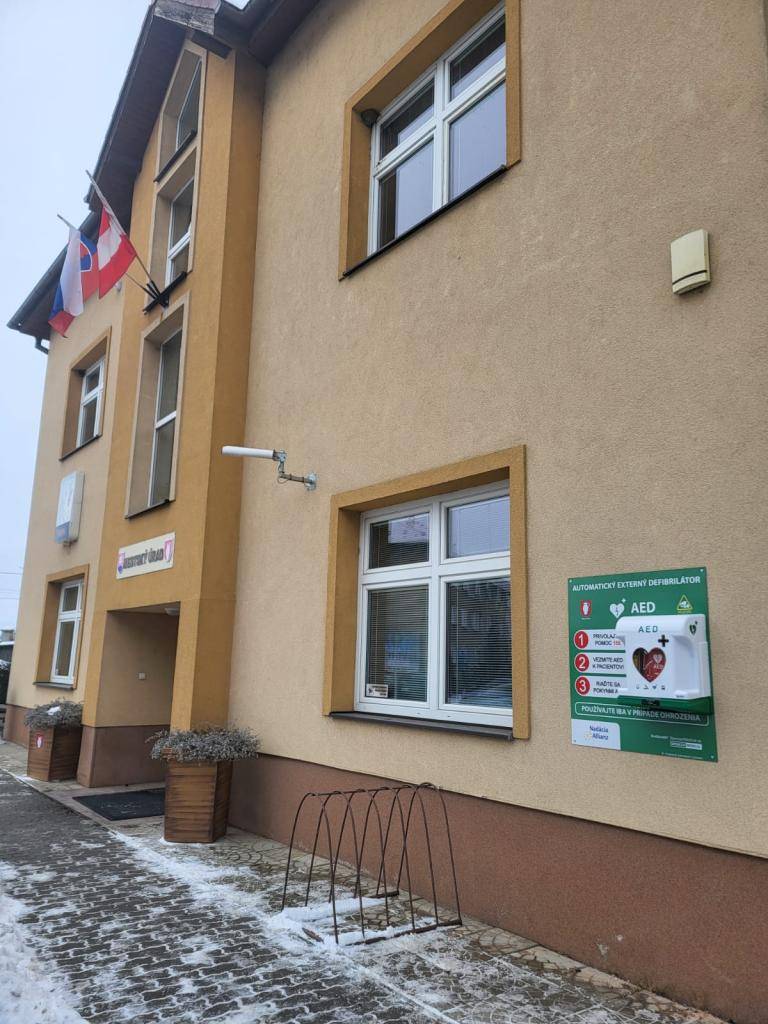 Nový automatizovaný externý defibrilátor (AED) je už v týchto dňoch nainštalovaný pri vstupe do budovy mestského úradu.