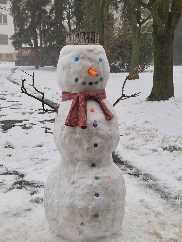 Před vstupem do budovy rozptyluje dobrou náladu všem:   "PAN SNĚHULÁK" z okna se na nás usmívá a vítá každého, kdo přichází.   Malý zimní detail, který dokáže vykouzlit úsměv na tváři a zpestřit všední den.