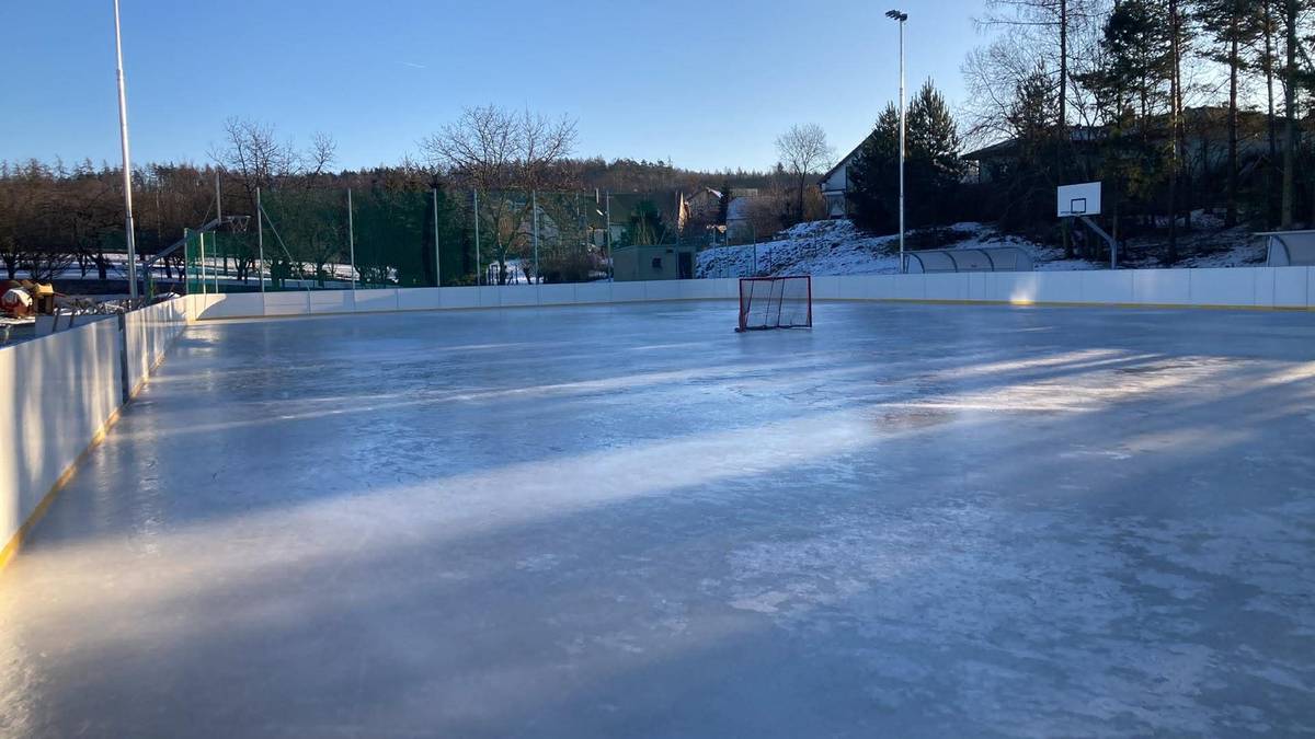 Kluziště je opět otevřeno ⛸️🏒 Venku se vrátily mrazíky, a to znamená jediné, že od dnešního dne je opět možné bruslit na kluzišti za sokolovnou.