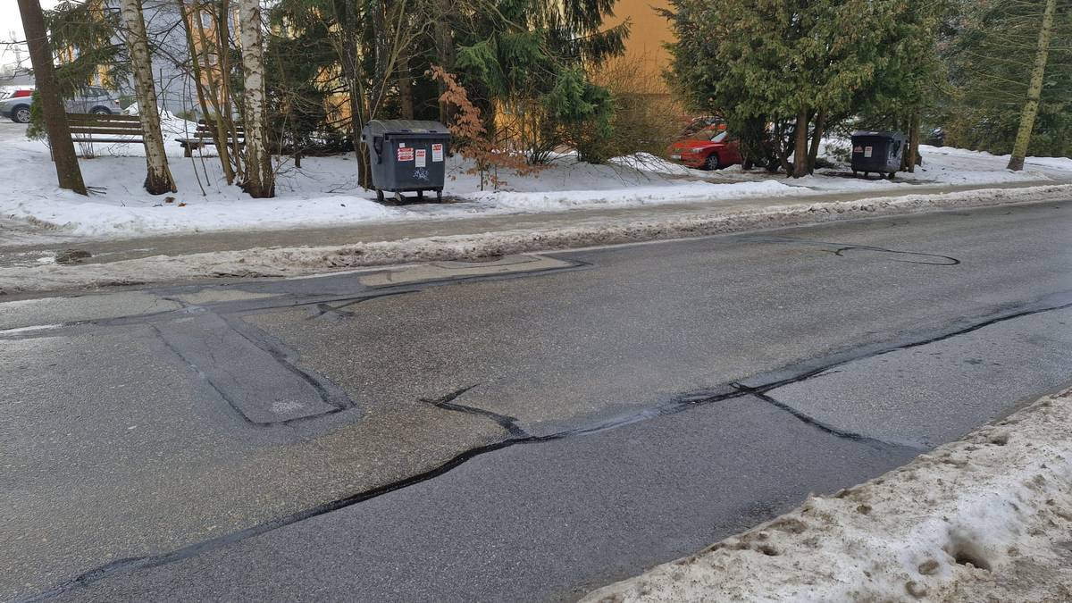 Rada města Jindřichův Hradec schválila návrhy zadání veřejných zakázek na opravu ulice Jáchymova a na vybudování splaškové kanalizace v průmyslové zóně u Dolního Skrýchova. Dále rozhodla o směně pozemků za účelem rozšíření městského hřbitova a podpořila provoz Energetického společenství včetně zahájení systematického energetického řízení městských budov.