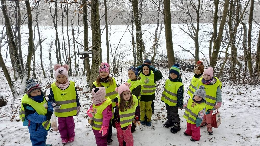 16. 1. 2026 jsme se s dětmi vypravili do lesa, přinesli jsme zvířátkům v tomto mrazivém počasí trochu dobrot. Do ptačího krmítka slunečnice, do krmelce kukuřici, jablíčka, kaštany a mrkve.