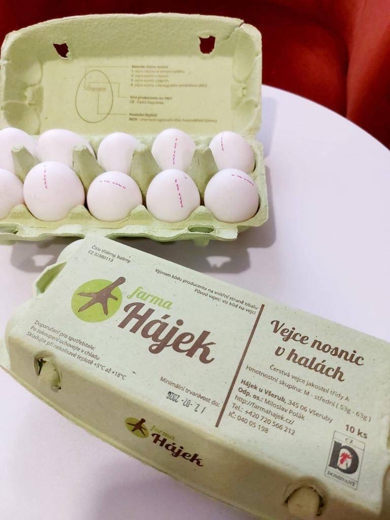 Máme plnou lednici.  Jogurty, kefíry, tvarohy, klobásy zvěřinová - čendova - jalapeňo, hermelíny, tvarůžky, zavařené maso, paštika, mates, uzený sýr, sušené maso, pivko, vajíčka -10 kusů za 75 Kč, brambory 5 kg za 72,50Kč