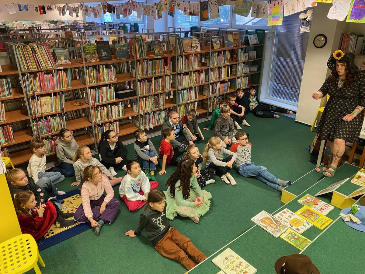 Naše další návštěva knihovny , tentokrát pásmo zaměřené na klasické pohádky a říkadla. Dozvěděli jsme se něco o jejich původu, víme co je "kramářská" píseň.