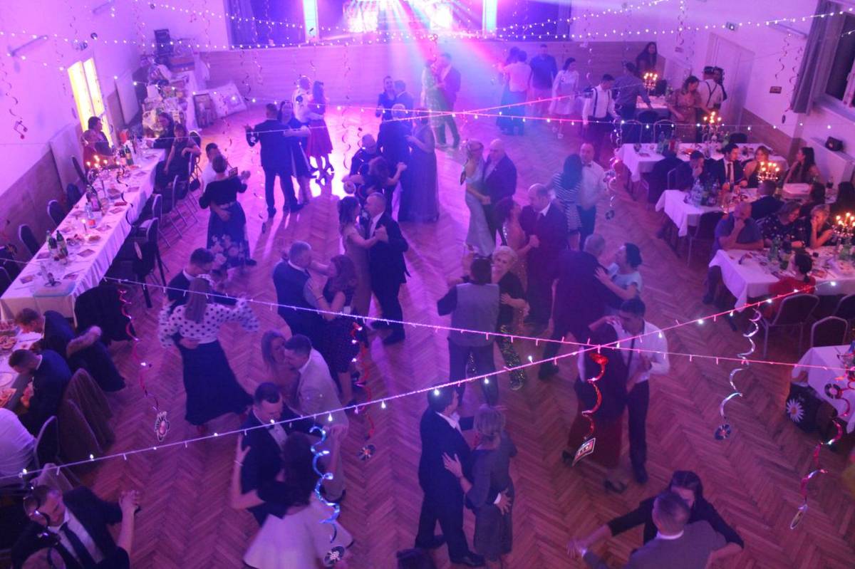 Aký bol tohtoročný ples?!  Bol vynikajúci už od samého začiatku. Hostí srdečne privítali hostiteľky pri vstupe a o krásny kultúrny program sa postaral Baletáčik z Krupiny. Výborné jedlo pripravil pán Roman Strehar zo Sebechlieb a skvelú zábavu až do neskorých hodín rozprúdila DJ-ka Maťa.