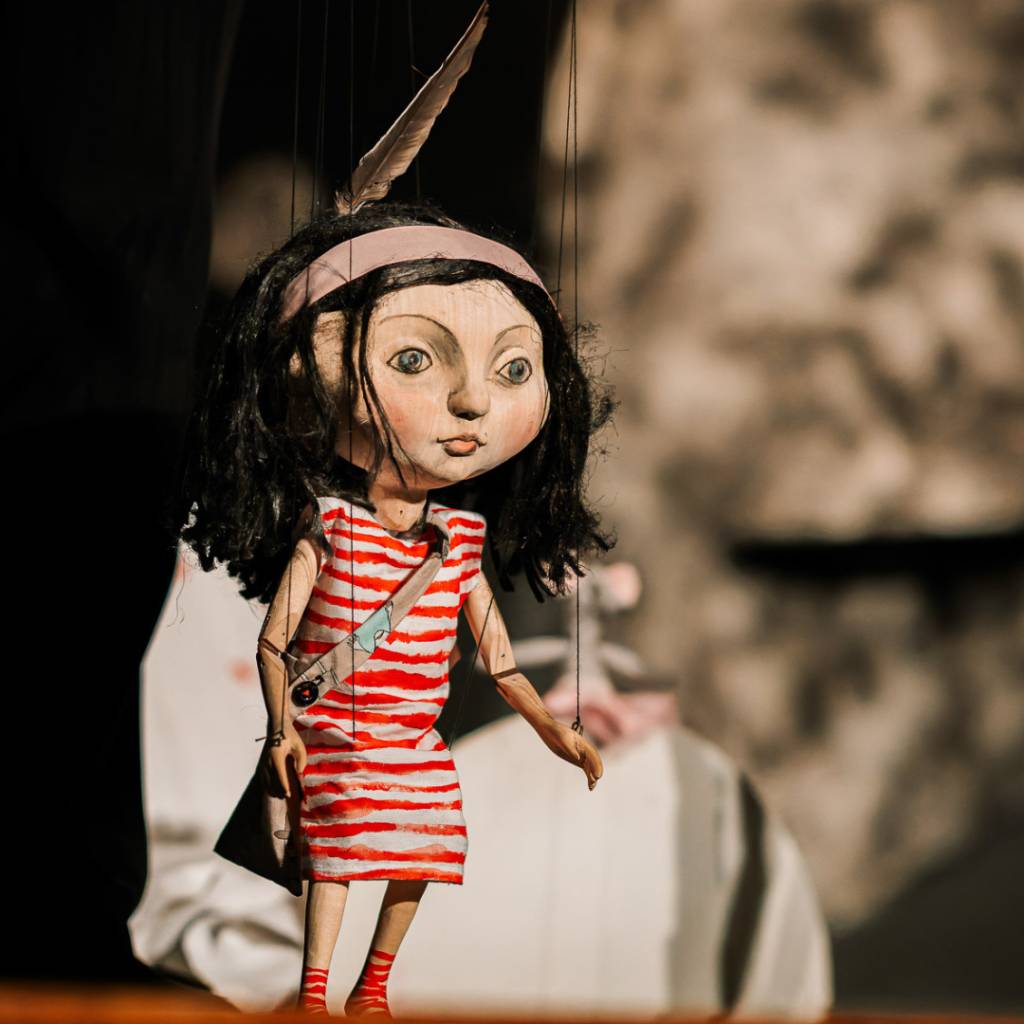 Děti milují Alenku! Že jste se s ní ještě nepotkali? Tak to můžete napravit. Přijďte s dětmi zhlédnout napínavé rodinné představení na motivy známé knihy L. Carrolla.