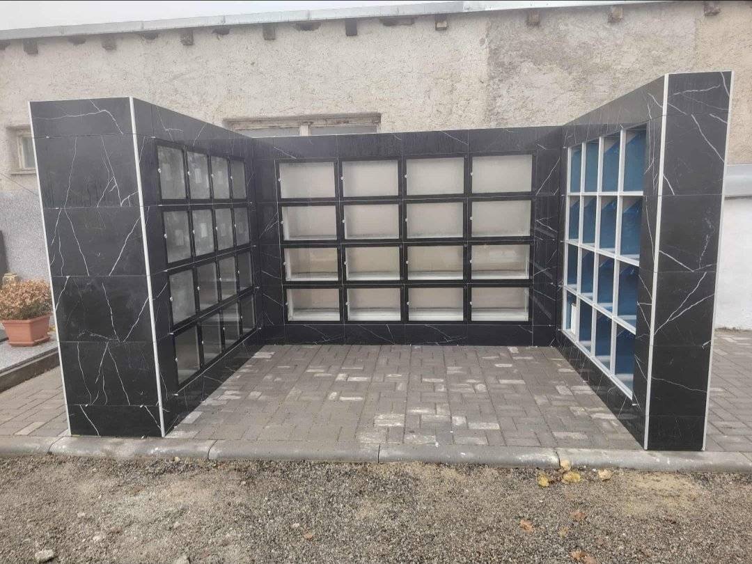 Veřejné pohřebiště v Jaroměřicích nad Rokytnou bylo rozšířeno o nové kolumbárium, dokončené na konci roku 2025. Slouží k důstojnému uložení uren a v provozu je od 1. 1. 2026. 📝 Nájemní smlouvy lze sjednat ve smuteční obřadní síni u správce hřbitova: Dagmar Růžičková 📞 777 714 415 ✉️ ruzickova@tsjpo.cz