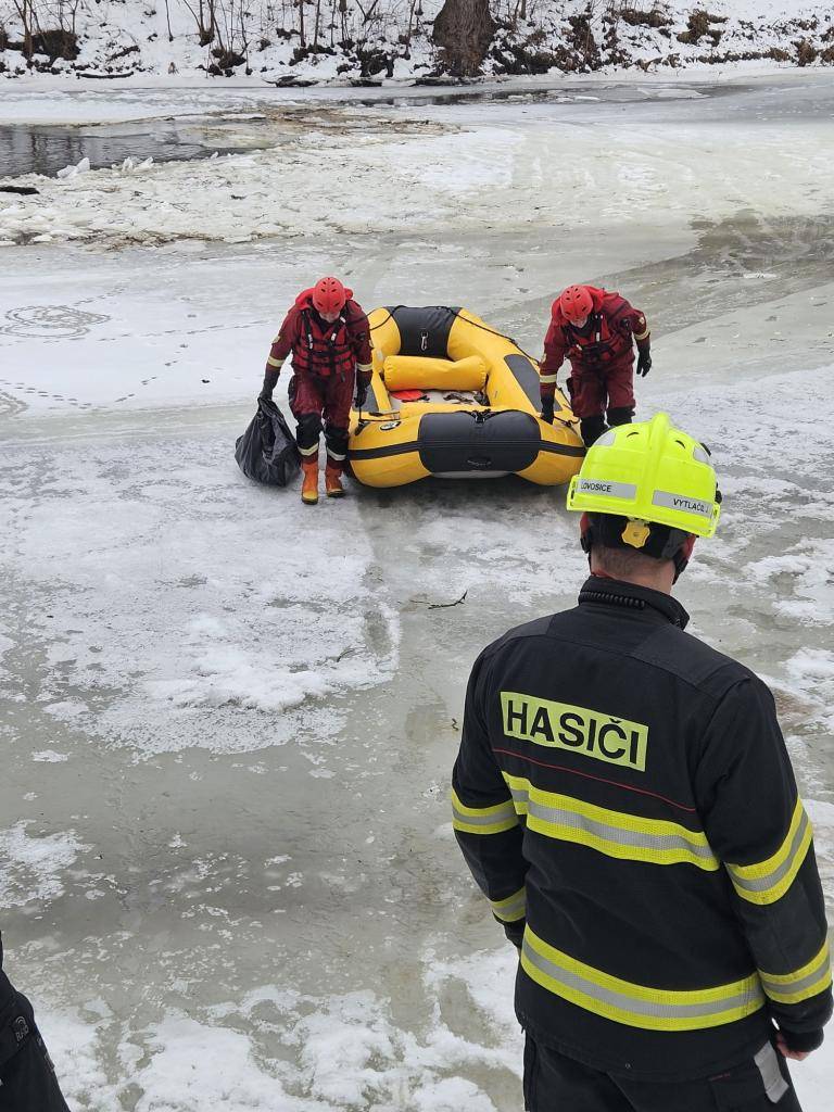 Dnes zasahoval Záchranný hasičský sbor Ústeckého kraje na řece Ohři, kde odstraňoval uhynulé ptactvo. Celou situaci řeší Krajská veterinární správa, která provádí potřebná opatření a šetření.