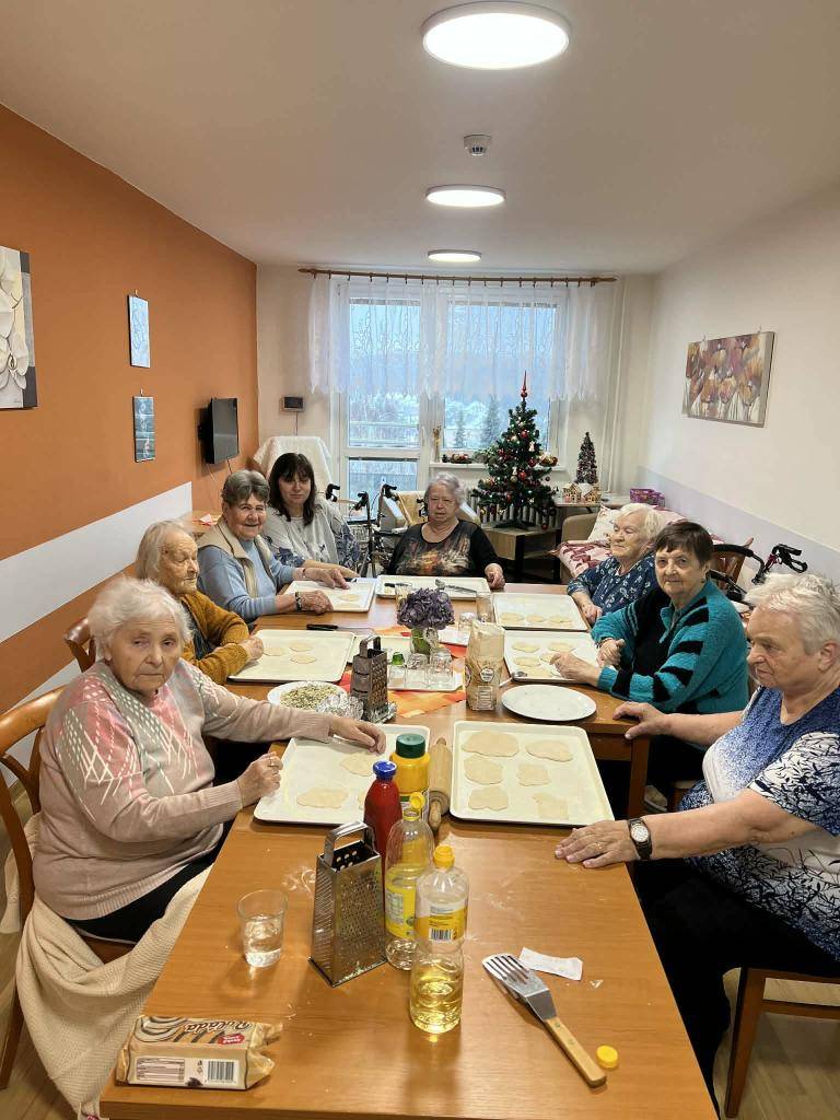 Pochutnali jsme si na langoších!  Během odpoledne jsme společně připravovali těsto, tvarovali placičky a pekli langoše, které všem moc chutnaly.