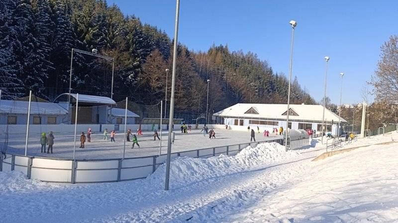 Z důvodu úpravy ledu a nastříkání nové vrstvy, je dnes 19.1. vstup na lední plochu na zimním stadionu zakázán. Bruslení bude možné zítra 20.1.2026.