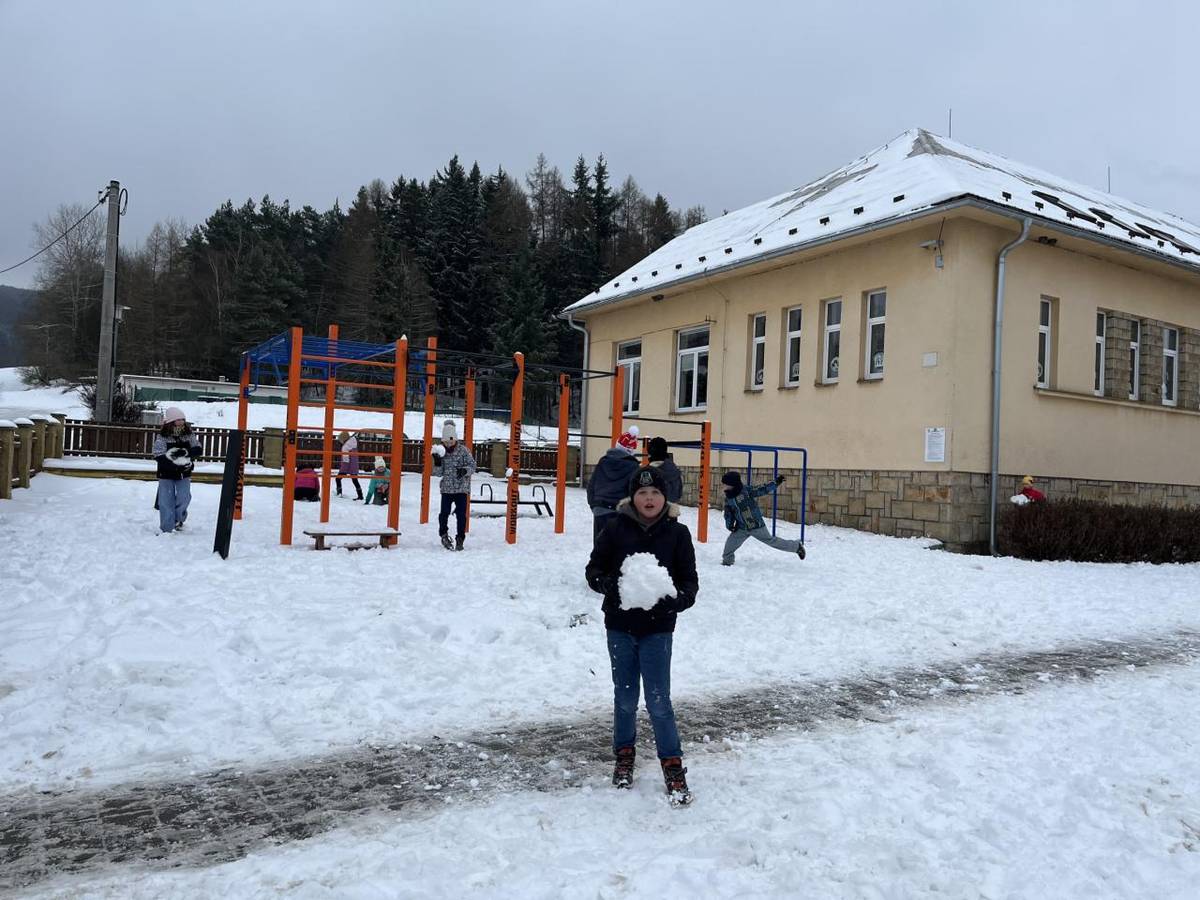 Jak si nejlépe užít velkou přestávku, když napadne sníh? Určitě venku před školou...