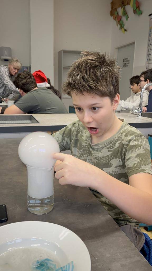 Žáci druhého stupně se zúčastnili poutavé a zábavné chemické show, kterou pro ně připravila paní učitelka Kopencová. Během této netradiční hodiny měli možnost nahlédnout do světa chemie trochu jinak – prostřednictvím efektních a zároveň poučných pokusů s tekutým dusíkem.