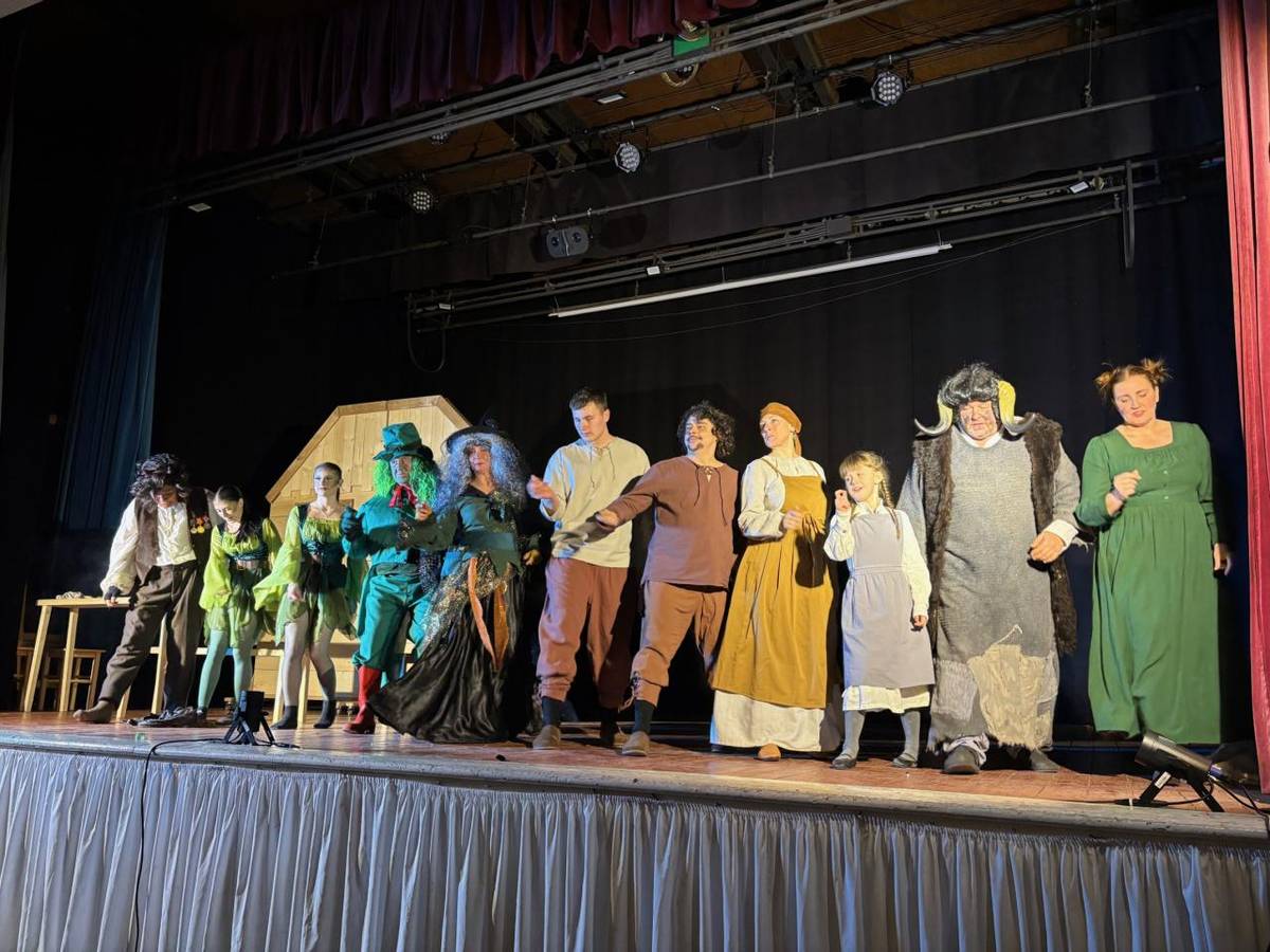 Porubské divadlo si adoptovali.