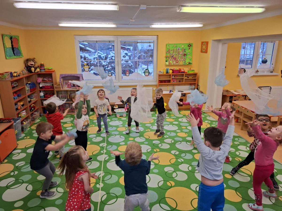 Když za okny udeří zima a mráz ve školce nastává čas vydat se společně do světa pohádek.