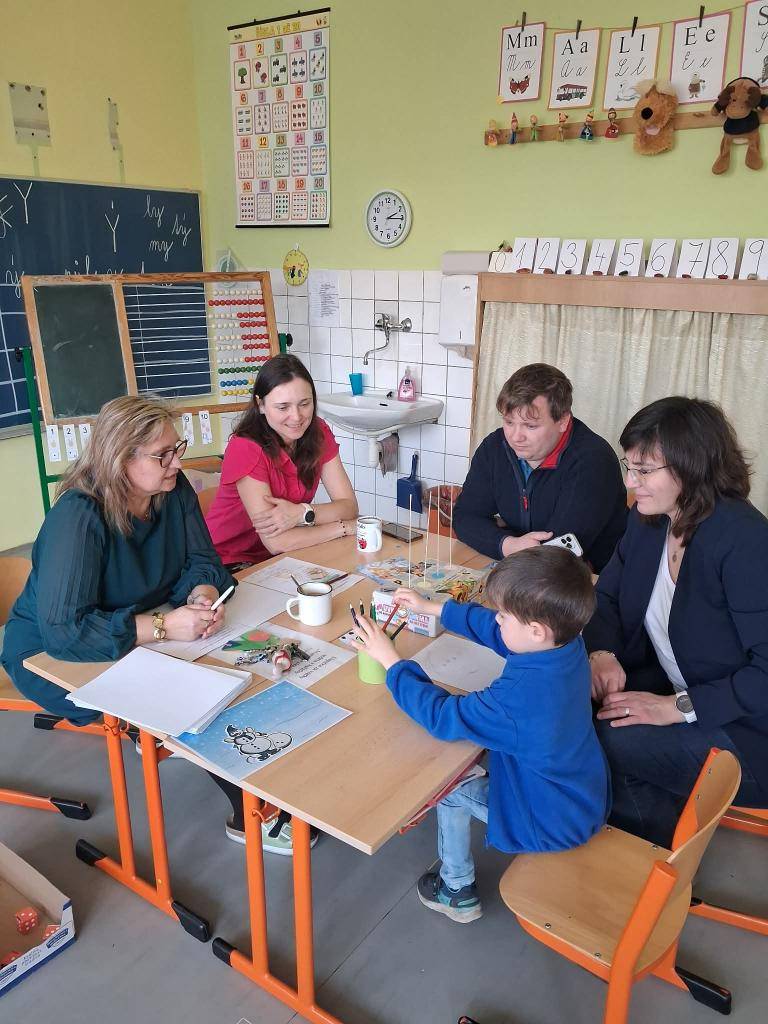 V pondělí 19. ledna 2026 proběhl zápis budoucích prvňáčků. Paní učitelky a asistentky z prvního stupně měly opravdu hodně práce a celé odpoledne se všem příchozím s velkým nadšením věnovaly.