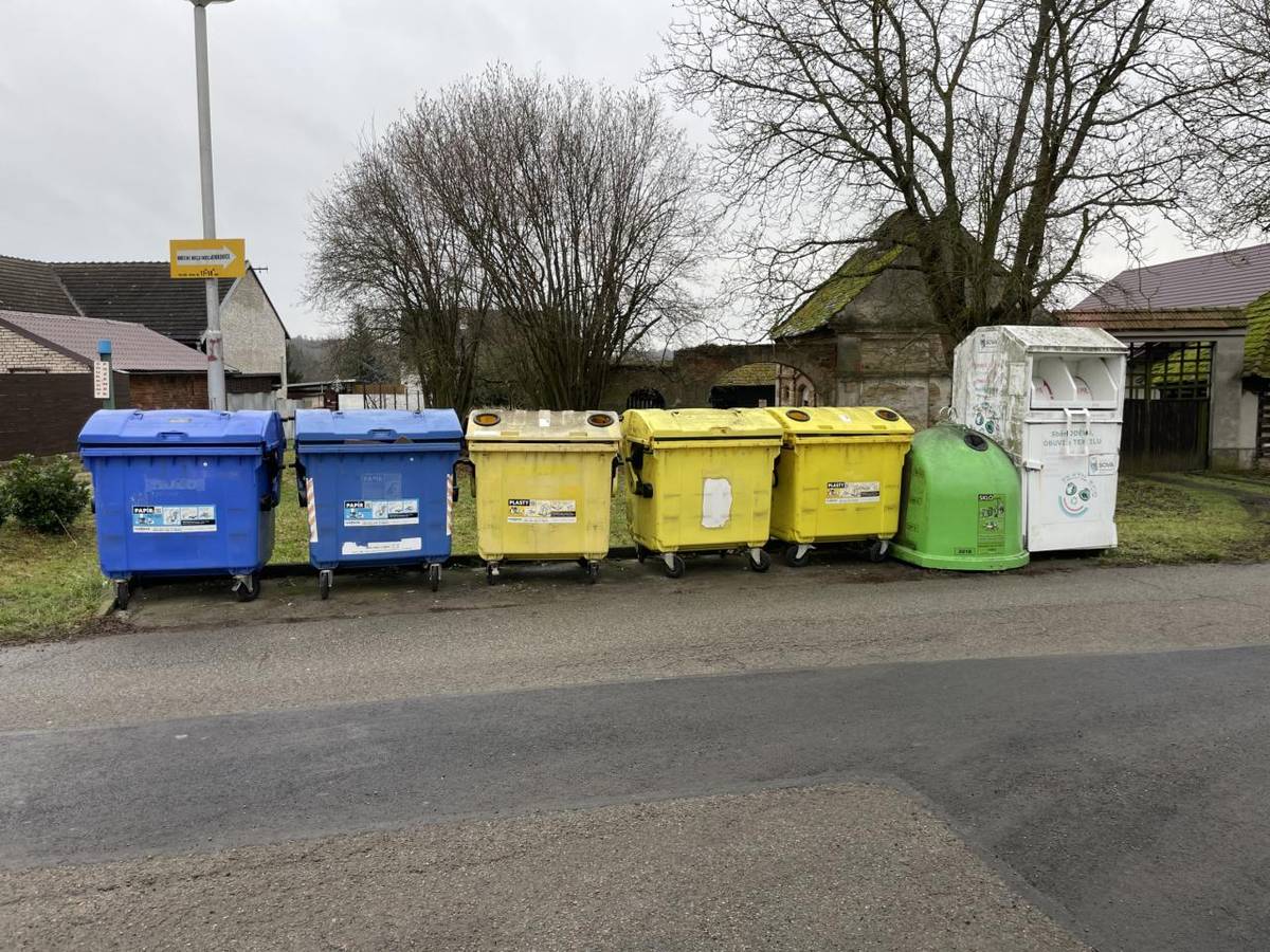 Vzhledem k zavedení systému door-to-door pro sběrné komodity papír a plast jsme v obci zredukovali sběrná místa a umístění jednotlivých kontejnerů.    Níže přikládáme aktuální rozmístění kontejnerů na odpady v obci.