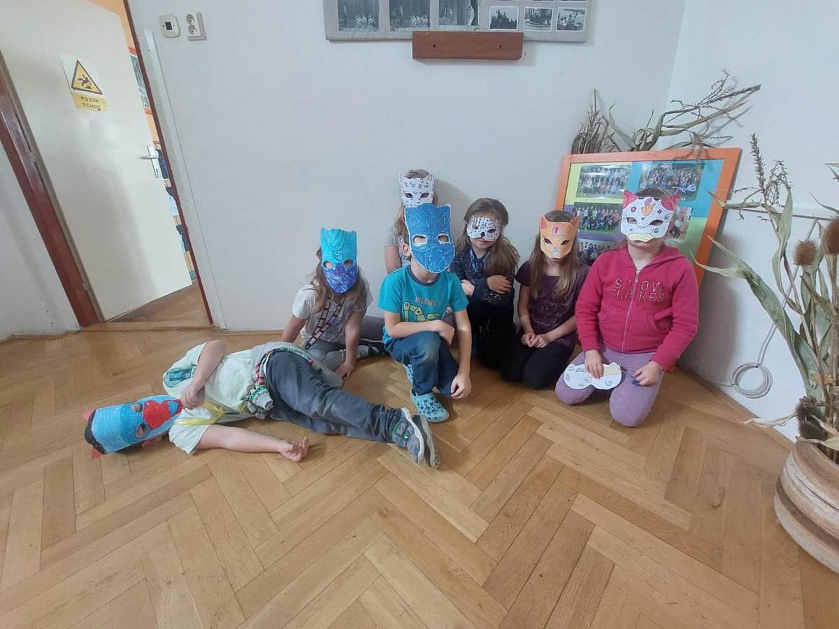 V lednu začíná období masopustu a k němu patří karnevaly.  Šikulové si zkusili vyrobit karnevalové masky pod vedením paní asistentky Jany Rovenské.