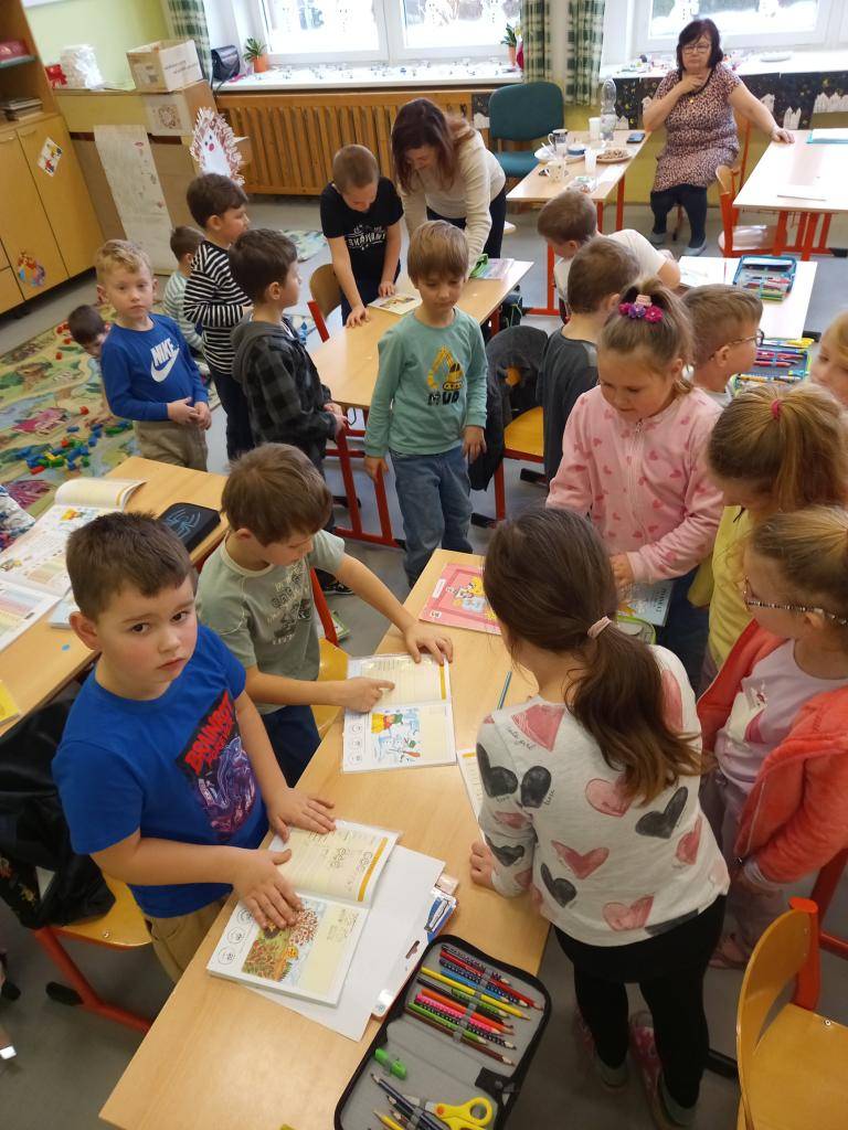 Další návštěva dětí ze školky za námi a moc jsme si ji užili. Prvňáčci malým školkáčkům předvedli krátké pásmo písní a básniček na písmenka, ukázali své žákovské knížky a učebnice a pak společně sestavovali písmena z kostek a stavěli stavby. Budeme se těšit zase někdy příště!