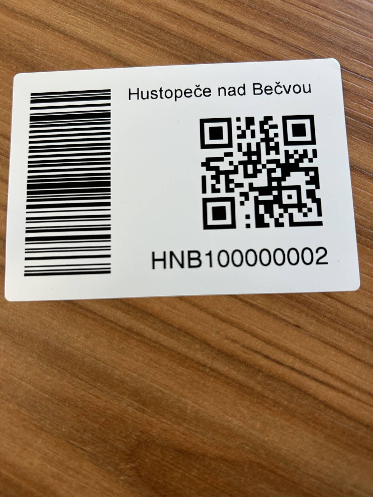 Vážení občané, městys Hustopeče nad Bečvou bude od středečního rána provádět značení nádob, viz rozpis, na komunální odpad (popelnic) z důvodu zavedení Motivačního a evidenčního systému odpadového hospodářství. Z tohoto důvodu Vás žádáme o vytažení sběrných nádob (popelnic), které využíváte k odvozu komunálního odpadu před své domy s označením nádob štítkem, kde uvedete jméno, příjmení a adresu. Značeny budou plastové i kovové popelnice (110, 120, 240 l ) Označenou nádobu poznáte podle nalepeného štítku s QR kódem, viz obrázek, pod panty víka popelnice. Takto označenou popelnici můžete schovat. Pokud nebude na popelnici nalepen štítek, nechte popelnici před domem. Popelnice bez označení štítkem s QR kódem nebudou při svozech vyváženy. Děkujeme za spolupráci.   Značení popelnic v obcích: V Hranických Loučkách 21.1.2026 Ve Vysoké 21.1.2026 V Porubě 22.1.2026 V Hustopečích nad Bečvou od 26.1.2026.