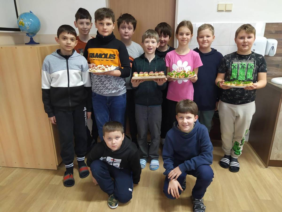 V úterý 13. 1. 2026 dopoledne se žáci 5. třídy pustili do společné přípravy slavnostní svačiny.