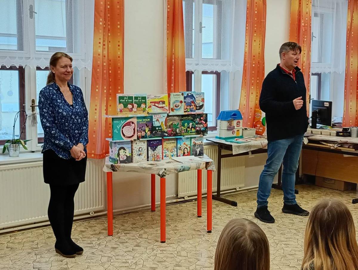 Ve středu 14.1. k nám do školy zavítala paní spisovatelka Michaela Fišarová. Přivezla s sebou ukázku svých knih a připravila si pro žáky povídání o dvou titulech, seznámila je také s procesem tvorby jednotlivých knih.