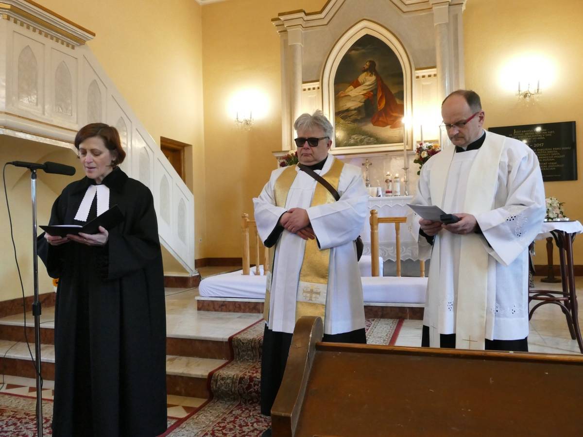 "Náš zrak sa upiera k Tebe, Bože všetkých."