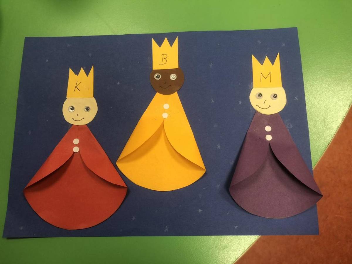 Barevný papír, pohyblivá očka, lepidlo, nůžky, fix a šikovné ruce našich dětí. Copak z hoho může vzniknout? Přece "Tři Králové".