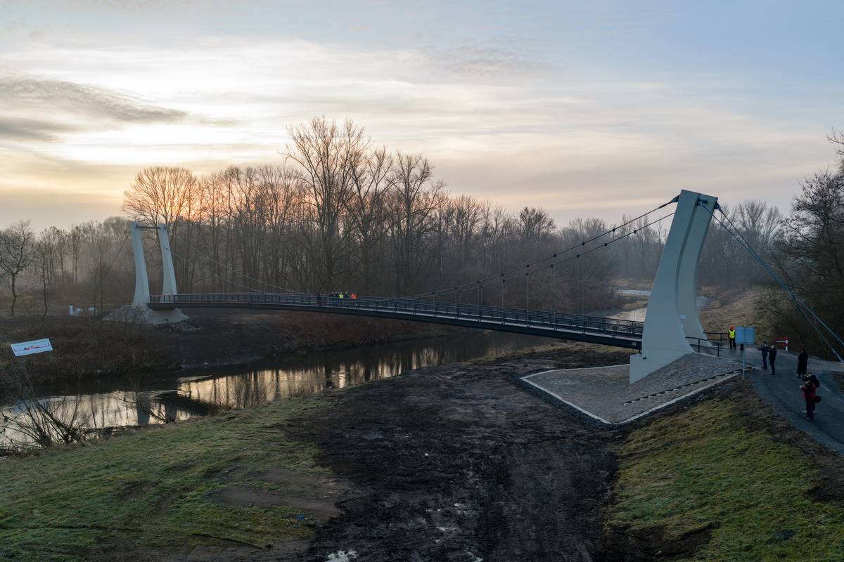 Mezi Karvinou-Loukami a polským Pogwizdowem roste nová lávka přes Olši. Moderní spojnice pro pěší a cyklisty je téměř hotová, ale stále jí chybí to nejdůležitější – její oficiální název. Město Karviná a obec Hażlach vyzývají obyvatele z obou stran hranice: zapojte se a navrhněte jméno, které symbolizuje naše sousedství. 💡 Jak se zapojit? Co hledáme: název srozumitelný v češtině i polštině. Odměna: autoři 5 nejlepších návrhů budou oceněni. Termín: své nápady posílejte do 15. února 2026. 👉 https://docs.google.com/forms/d/e/1FAIpQLSeVhjpisir-AZMl2WzSdCxIQJJe2yMUZ2BL8rUne2CuorZ6Sg/viewform O vítězi, kterého vybereme z finálové pětice, rozhodnete opět vy v závěrečném hlasování. Staňte se součástí příběhu této stavby!