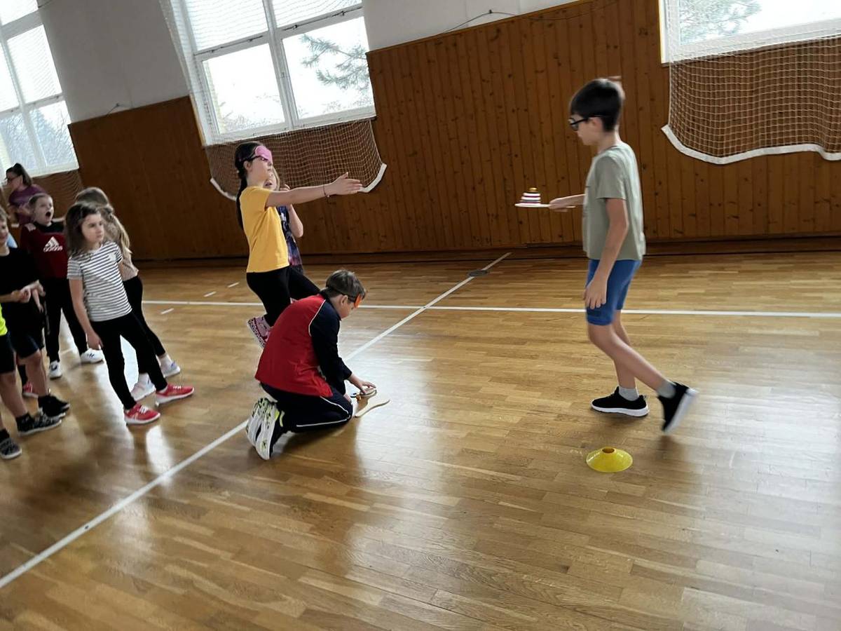 V měsíci lednu jsme si s dětmi formou hry vyzkoušeli různá cvičení inspirovaná paralympijskými hrami. Cílem bylo přiblížit dětem, jaké je to žít a pohybovat se s různými znevýhodněními, a rozvíjet jejich empatii, spolupráci a respekt k ostatním.