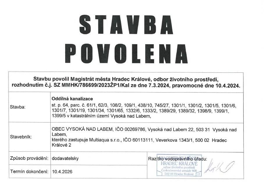 Práce na výstavbě nové dešťové kanalizace zdárně pokračují. V prosinci 2025 byl dokončen první úsek, od sportovního areálu k parku u silnice. V současné době probíhá ruční kopání sond pro zjištění inženýrských sítí z obou stran silnice, pro napojení plánovaného překopu hlavní silnice. Tento překop bude proveden na závěr stavby, cca v dubnu 2026. Na úplný závěr pak bude položen nový asfaltový povrch silnice. V týdnu od 2. února 2026 začne výstavba dalšího úseku, od křižovatky dále do obce. Bude to znamenat částečnou uzavírku silnice, protože nová kanalizace povede pod stávající obecní silnicí. Objízdná trasa pro osobní automobily a běžnou dopravu bude vyznačena přes novou zástavbu (Jižní svah). S obyvateli lokality dotčené stavbou bude jednáno operativně v průběhu stavby tak, aby byli omezeni co nejméně. DŮLEŽITÉ: Autobusové spojení MHD nebude přerušeno, autobusy budou i nadále zajíždět na točnu dle běžného jízdního řádu. Děkujeme za pochopení.  Podrobnějí informace o stavbě jsou ke stažení zde: Povolení a štítek.pdf B. Souhrnná technická zpráva text.pdf C.2 Celkový situační výkres.pdf