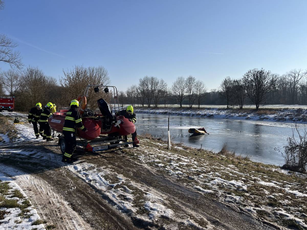 V blízkém okolí naší obce došlo k několika úhynum vodních ptáků. Dnes i v katastru Žabovřesk byla nalezena uhynulá labuť, kterou pomáhali likvidovat Hasiči.  Celou situaci řeší krajská veterinární správa.  Z preventivních důvodů žádáme občany o zvýšenou opatrnost v okolí řeky a vodních ploch. 👉 Prosíme občany:   buďte v okolí řeky obezřetní   nedotýkejte se uhynulých ani nemocných ptáků   uhynulé ptactvo nesbírejte a nijak s ním nemanipulujte   nesbírejte peří nalezené u vody (může být kontaminované)   vyhýbejte se ptačím výkalům   nepouštějte psy a další zvířata k ptactvu   🐔 Zabezpečte svá domácí a hospodářská zvířata, zejména drůbež:   krmení zajistěte pod přístřeškem   ideálně drůbež dočasně uzavřete a zamezte kontaktu s okolím   📞 Nález uhynulého nebo nemocného ptáka ihned hlaste starostce obce. Děkujeme za pochopení a ohleduplnost. O případném dalším vývoji vás budeme informovat.