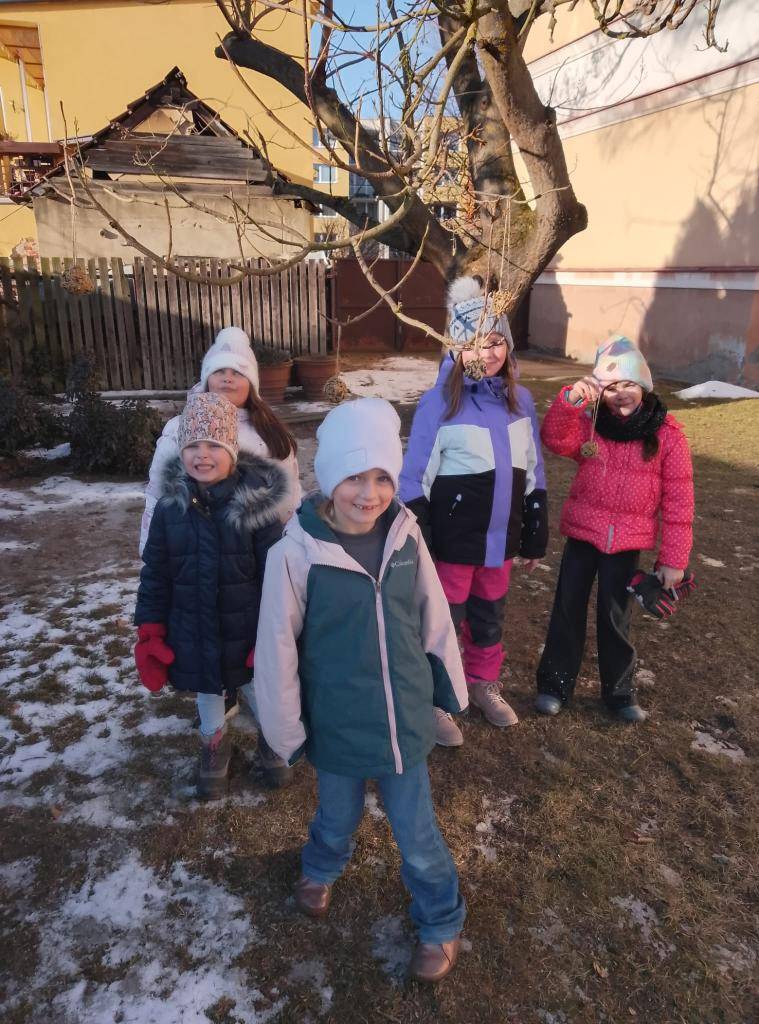 Zelená a modrá družina dnes potěšily ptáčky na školní zahradě vlastnoručně vyrobenými koulemi.