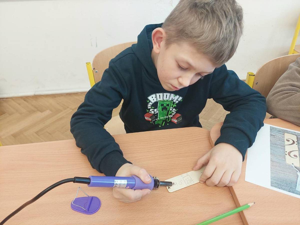 Kroužek šikulů nezahálí a v lednu nám opět šikulové ukázali, že jsou opravdu velmi šikovní a při své práci se musí soustředit, protože používají různé pomůcky a nástroje.