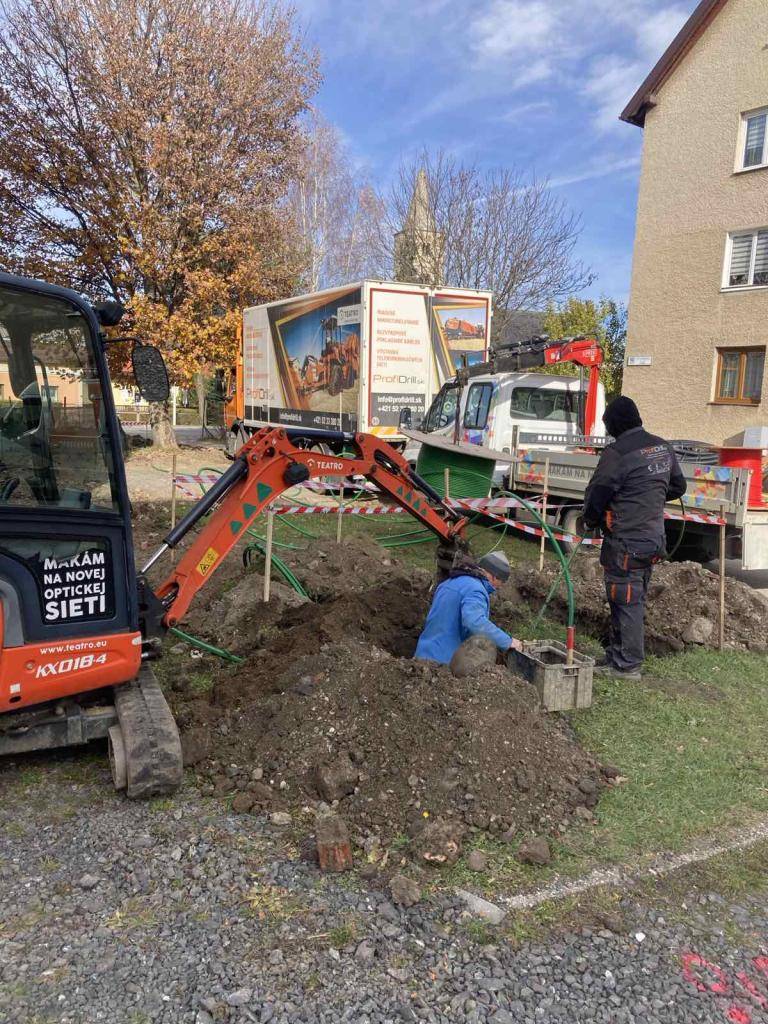 Oznamujeme občanom, že 1. etapa výstavby optickej siete v obci na ulici Cintorínska (bytové jednotky súp.č. 183, 184, 185, 186, 187, 188 a 240) je úspešne ukončená a zhotoviteľ je pripravený pripájať všetkých, ktorí chcú mať rýchly optický internet a digitálnu televíziu. Viac info v správe.