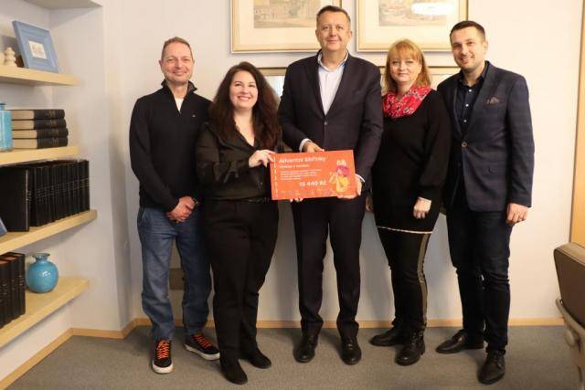 230 dětí v doprovodu 160 dospělých se na konci loňského roku bavily v Městském domě během Adventních šibřinek pro celou rodinu. Novinkou uplynulého ročníku byla tombola, jejíž výtěžek město, jako organizátor, věnovalo Domovu pro seniory. „Díky štědrosti návštěvníků se podařilo vybrat částku 15 440 korun. Dá se říci, že děti symbolicky obdarovaly naše seniory. Této podpory si moc vážíme,“ zdůraznil primátor města Přerova Petr Vrána.                               Číst dál...