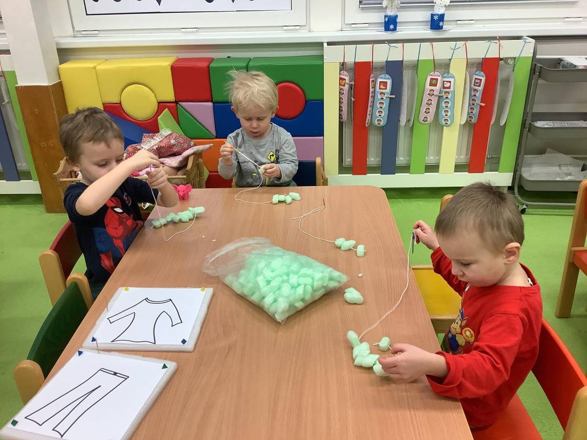 Druhý lednový týden byl plný různorodých aktivit. Děti si “šily” zimní oblečení, postaraly se o ptáčky a naplnily na zahradě krmítka. Získaly medaile za splnění úkolů na “zimní olympiádě” ve třídě a týden zakončily dramatizací pohádky “O ztracené rukavičce”.