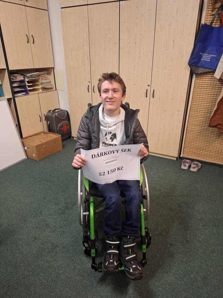 Honzík Šmejkal zavítal do naší školy, kde mu paní ředitelka předala výtěžek z vánočního jarmarku - neuvěřitelných 52 150,-Kč.  Všem ještě jednou děkujeme za podporu.