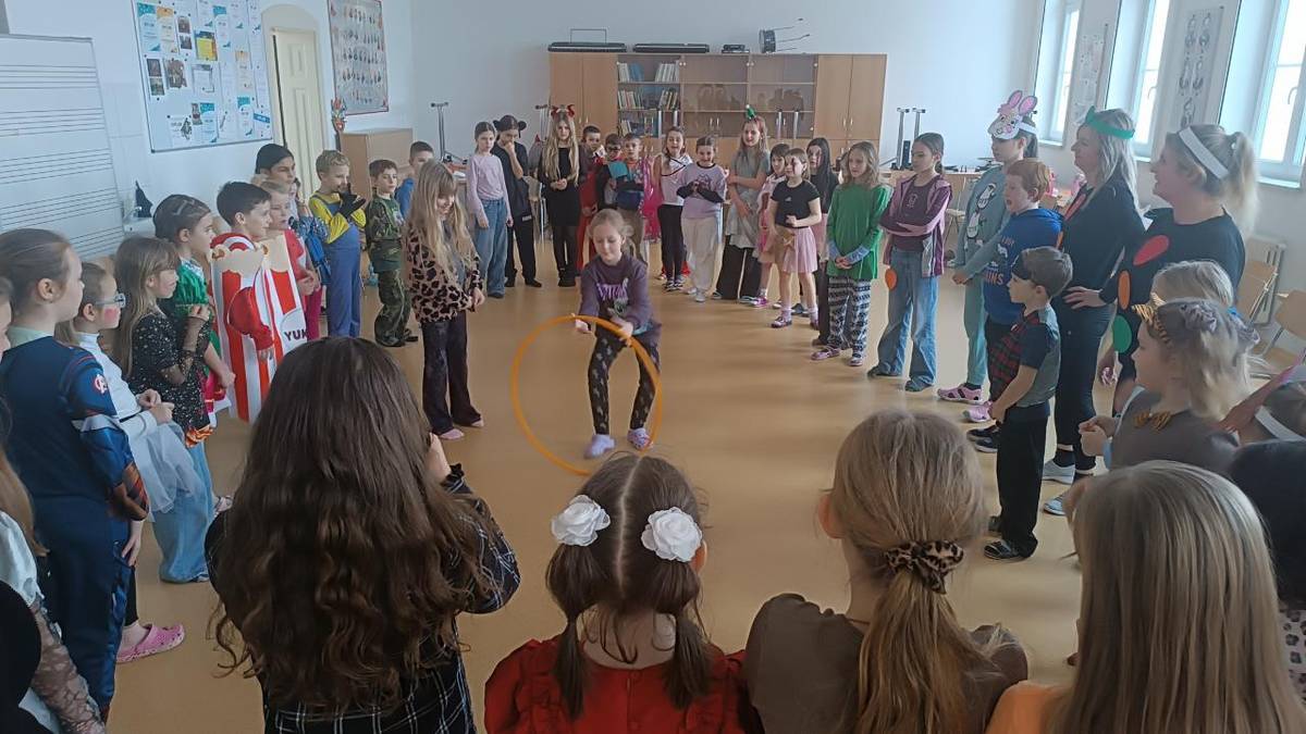 V pátek 16. ledna 2026 se ve školní družině uskutečnil veselý maškarní karneval, který proměnil hudební sál v místo plné barev, smíchu a dobré nálady. Akce se zúčastnilo celkem 44 masek a bylo se opravdu na co dívat.