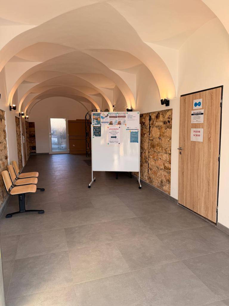 Vážení občané, chtěli bychom Vás informovat o nově vzniklé kanceláři v přízemí obecního úřadu (bývalý prostor knihovny).