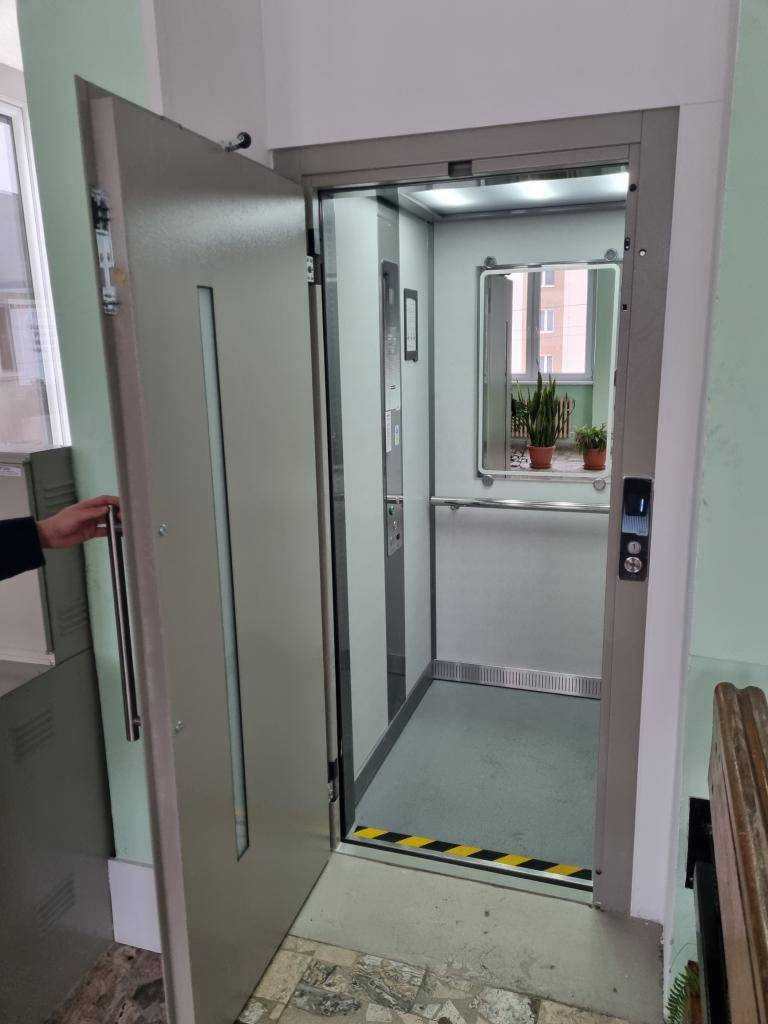 „Mimo prevádzky !“ S takýmto nápisom sa stretávali návštevníci zdravotného strediska v Beluši, keď chceli použiť pôvodný výťah. Situácia sa zmenila k lepšiemu, nakoľko obec Beluša zabezpečila výmenu starého a dlhodobo nefunkčného výťahu za úplne nový osobný výťah.