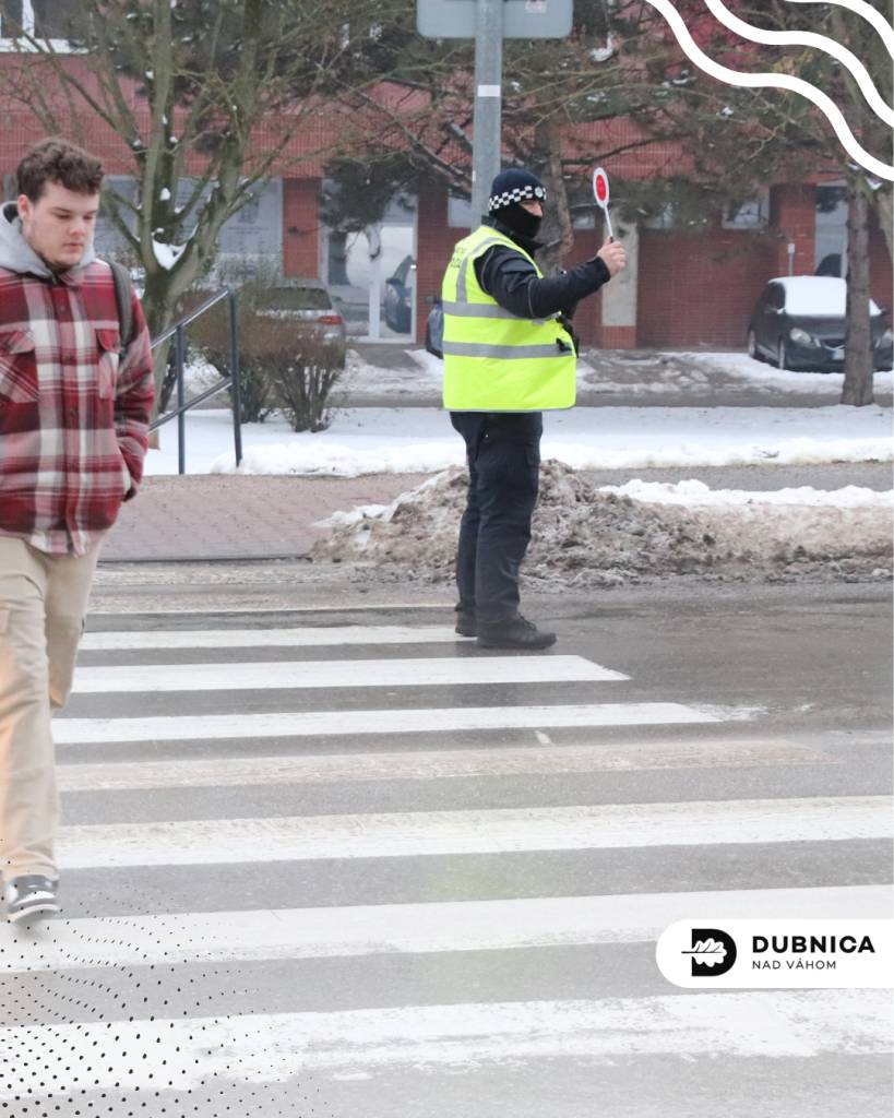 K opatreniam na zvýšenie bezpečnosti chodcov počas rannej dopravnej špičky pristupujú príslušníčky a príslušníci Mestskej polície v Dubnici nad Váhom zodpovedne. Tí v týchto dňoch pravidelne hliadkujú na vybraných priechodoch pre chodcov, najmä v blízkosti škôl a frekventovaných dopravných uzlov.