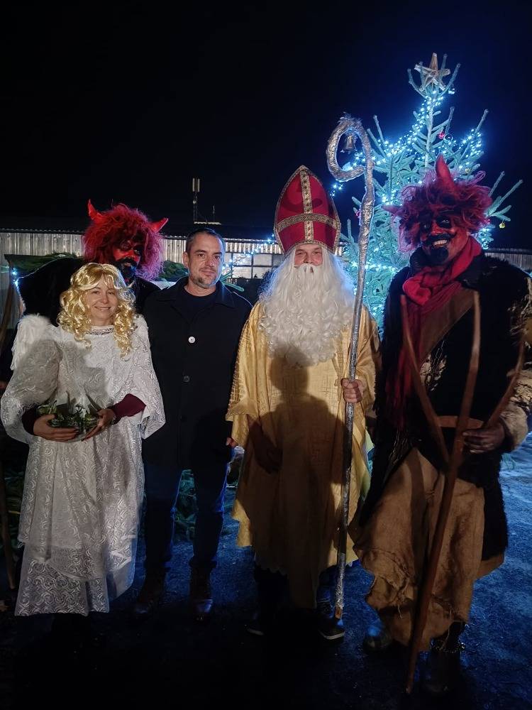 Mikuláš letos poprvé naděloval u stromečku ve sportovním areálu.