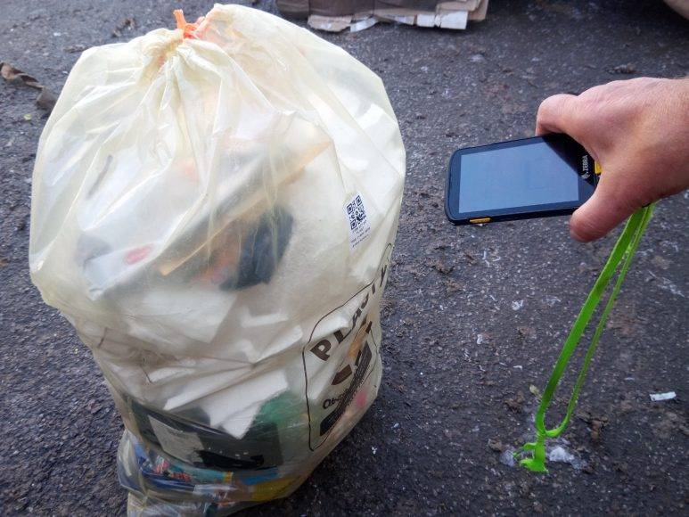 QR kódy na separovaný odpad (plasty, kovy, tetrapaky) si môžete prevziať na OcÚ v kancelárií správy daní a poplatkov počas stránkových hodín.