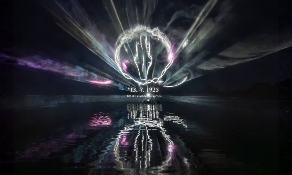 Rok 2️⃣0️⃣2️⃣5️⃣ patřil výjimečnému výročí – 100 letům od nalezení Věstonické venuše. Sto let od chvíle, kdy se z pravěkého ohniště v Dolních Věstonicích vynořil příběh starý více než 30 000 let… a začal svůj druhý život mezi námi. ✨ 🎉 Oslavy odstartovaly symbolicky – projekcí Věstonické venuše na vodní hladinu, momentem jejího znovuzrození. Právě tam se z minulosti stala přítomnost. A tím to neskončilo. Velký nafukovací model Věstonické venuše se pak po celý rok vydával na cestu a stal se součástí mnoha událostí. Venuše byla znovu objevovaná – společně s vámi. Děkujeme, že jste byli u toho. ❤️ Do nového roku přejeme, ať to dobré přetrvá. Těšíme se na další společná setkání. 🤝