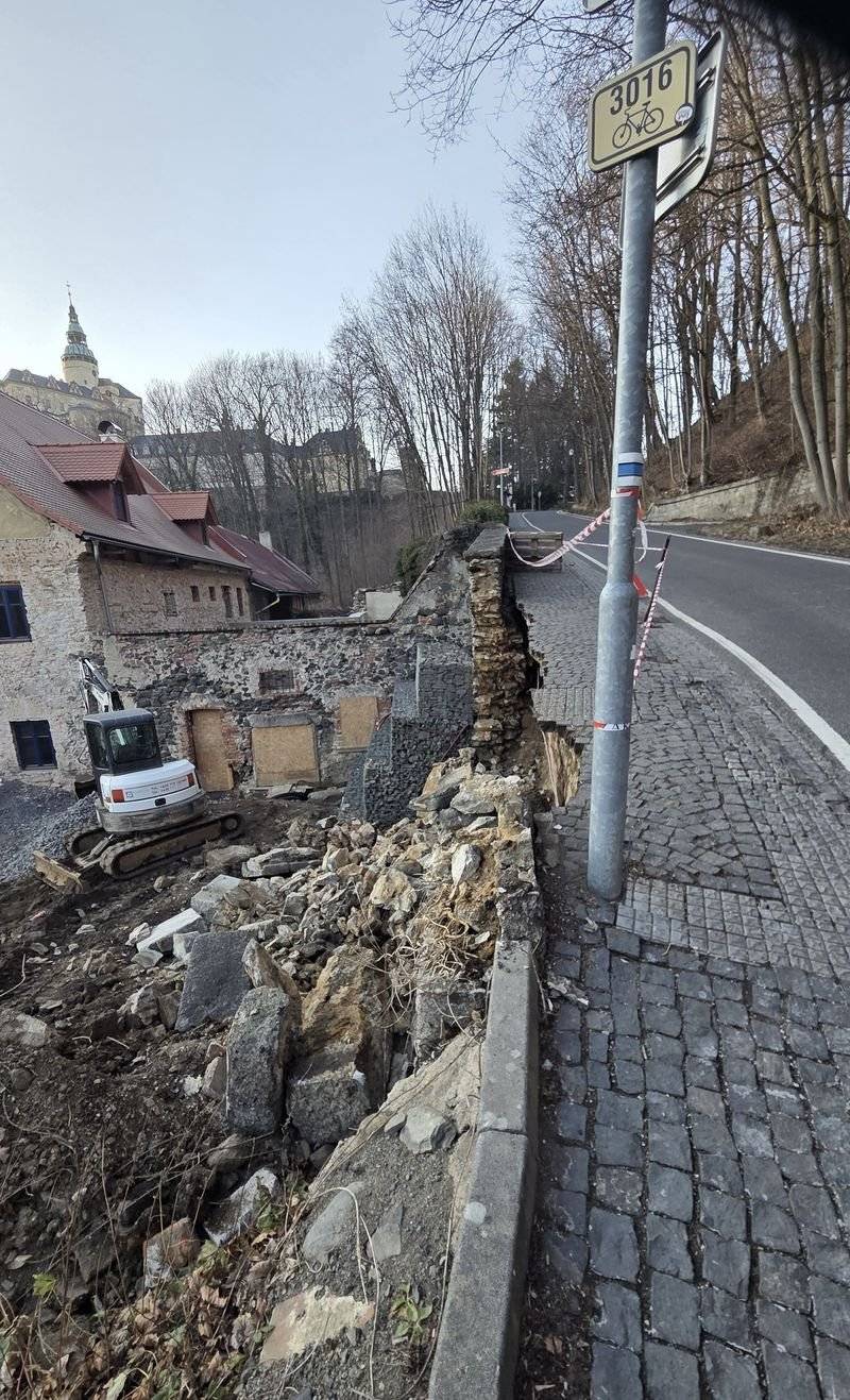 Do odvolání je z důvodu poškození opěrné zdi a konstrukce vozovky uzavřena Zámecká ulice v úseku od ulice Hejnické až po křižovatku s ulicí Bělíkovou. 🅿️ Vjezd na parkoviště Státního hradu a zámku Frýdlant je možný od křižovatky ulic Bělíkova × Zámecká. 🚌 V souvislosti s uzavírkou je: ❌ vyloučena autobusová doprava, 🚏 autobusové zastávky v Bělíkově ulici mimo provoz do odvolání.  ℹ️ O dalších změnách a úpravách dopravního režimu vás budeme průběžně informovat.