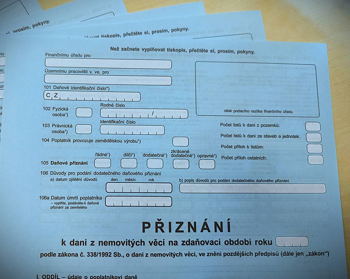 Vážení spoluobčané, připomínáme, že 31. ledna 2026 je posledním dnem pro podání přiznání k dani z nemovitých věcí. Proč musíte podat přiznání, i když jste nemovitost neprodali ani nekoupili? Důvodem je nové mapování (digitalizace katastru), které v naší obci proběhlo. Došlo k přepočtům výměr pozemků, změně druhů pozemků nebo přečíslování. I drobná změna v metru čtverečním zakládá povinnost podat nové daňové přiznání. Koho se to NETÝKÁ? Změny se nepromítly u naprostého minima objektů – týká se to pouze cca 1 % obyvatel. Pod tímto článkem naleznete seznam čísel LV (listů vlastnictví), u kterých nedošlo k žádné změně a jejich majitelé tedy nemusí nic podávat. Pokud své číslo LV v seznamu nenajdete, máte povinnost přiznání podat.   Kde podat: Finanční úřad pro Středočeský kraj - pracoviště Nymburk, případně elektronicky přes portál MOJE daně.   Změny v katastru se vyhnuly pouze majitelům těchto listů vlastnictví (LV), kteří díky tomu letos přiznání podávat nemusí: 112, 178, 192, 194, 455, 611, 634, 651, 665, 685, 686, 716, 718, 772, 789, 801, 893, 899, 903, 904, 911, 923, 924, 944, 945, 946, 947 a 949